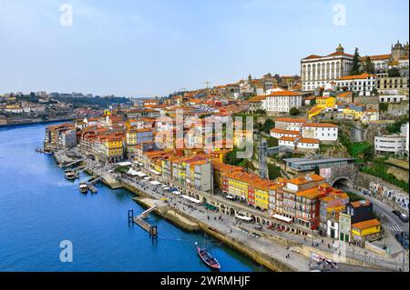 Blick aus der Vogelperspektive von Porto am Ufer des Flusses Douro, Portugal Stockfoto
