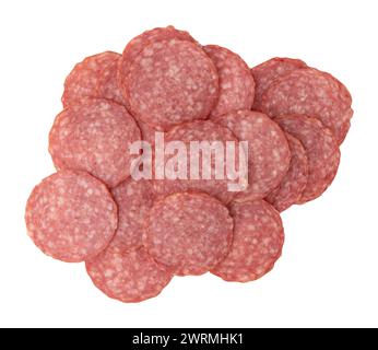 Haufen von Stücken geschnittene Salami-Wurst, die für ein Layout ausgelegt sind, Salami-Wurstscheiben isoliert auf weißem Hintergrund mit Schnittpfad Stockfoto