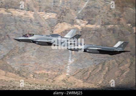 Zwei Royal Netherlands Air Force F-35A Lightning II führen Einführungsflüge über einen niedrigen Trainingsbereich für Red Flag-Nellis 24-2 durch Stockfoto