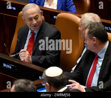 Jerusalem, Israel. März 2024. Der israelische Premierminister Benjamin Netanjahu lacht am Mittwoch, den 13. März, in Jerusalem in der Knesset, im parlament. 2024. Foto: Debbie Hill/ Credit: UPI/Alamy Live News Stockfoto