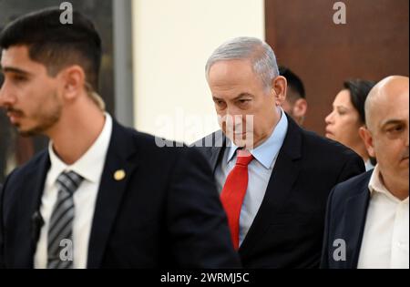 Jerusalem, Israel. März 2024. Der israelische Premierminister Benjamin Netanjahu spaziert in der Knesset, dem parlament, in Jerusalem am Mittwoch, den 13. März, 2024. Foto: Debbie Hill/ Credit: UPI/Alamy Live News Stockfoto