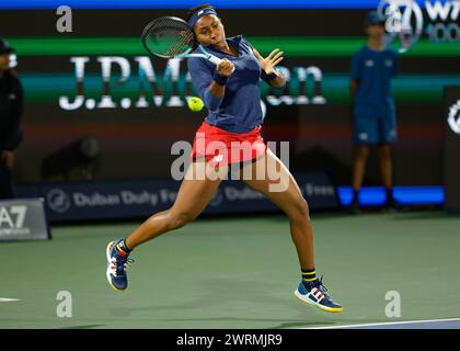 Coco Gauff (USA) in Aktion bei den Dubai Duty Free Tennis Championships 2024, Dubai, USA Stockfoto