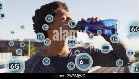 Bild von 5g-Texten über dem Trinkwasser des afroamerikanischen Mannes Stockfoto