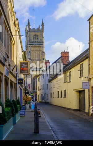 Cirencester, Großbritannien - 17. Oktober 2022: Straßenblick mit lokalen Unternehmen, die Kirche St. John the Baptist, Einheimische und Besucher, in Cirencester, The C Stockfoto