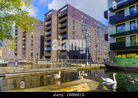 Manchester UK - 08. Oktober 2022: Szene der Cottonfield Wharf mit Kanälen und Booten, lokalen Unternehmen, Einheimischen und Besuchern in New Islington Mari Stockfoto