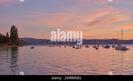 Bodensee Sonnenuntergang Panorama. Abendsonne Über Dem Ruhigen Wasser. Sonnenuntergang am Bodensee in Deutschland. Stockfoto