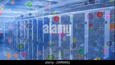 Abbildung von digitalen Symbolen und Scopes, die im Hintergrund über Computerserver scannen Stockfoto