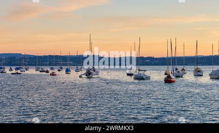 Bodensee Sonnenuntergang Panorama. Abendsonne Über Dem Ruhigen Wasser. Sonnenuntergang am Bodensee in Deutschland. Stockfoto