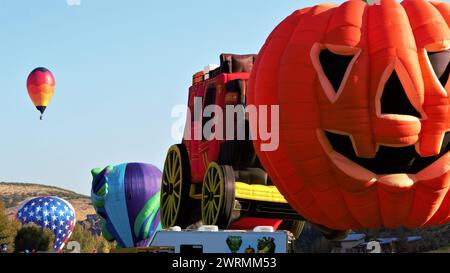 Mehrere Heißluftballons bereiten sich auf den Start vor Stockfoto