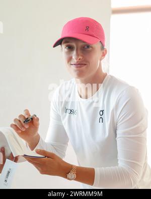 IgA Swiatek schreibt Autogramme bei einer Pressekonferenz bei den Dubai Duty Free Tennis Championships 2024 in Dubai, USA Stockfoto