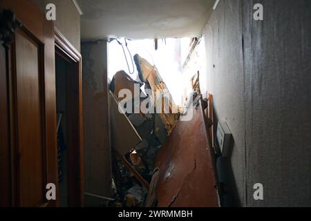 SUMY, UKRAINE - 13. MÄRZ 2023 - nach dem Angriff der russischen Truppen auf ein fünfstöckiges Wohngebäude in Sumy, Nordostukraine. Stockfoto