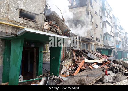 SUMY, UKRAINE - 13. MÄRZ 2023 - nach dem Angriff der russischen Truppen auf ein fünfstöckiges Wohngebäude in Sumy, Nordostukraine. Stockfoto