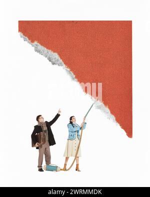 Zeitgenössische Kunstcollage. Mann und Frau in Retro-Kleidung saugen ein riesiges rot-oranges Stück Papier vor weißem Hintergrund. Stockfoto