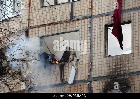 SUMY, UKRAINE - 13. MÄRZ 2023 - nach dem Angriff der russischen Truppen auf ein fünfstöckiges Wohngebäude in Sumy, Nordostukraine. Stockfoto