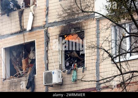 SUMY, UKRAINE - 13. MÄRZ 2023 - nach dem Angriff der russischen Truppen auf ein fünfstöckiges Wohngebäude in Sumy, Nordostukraine. Stockfoto