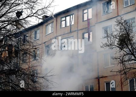 SUMY, UKRAINE - 13. MÄRZ 2023 - nach dem Angriff der russischen Truppen auf ein fünfstöckiges Wohngebäude in Sumy, Nordostukraine. Stockfoto