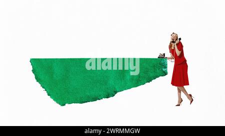 Moderne ästhetische Kunstwerke. Frau in rotem Kleid, die auf einem Retro-Telefon spricht, das auf grünem Papier als Schreibtisch vor weißem Hintergrund steht. Stockfoto