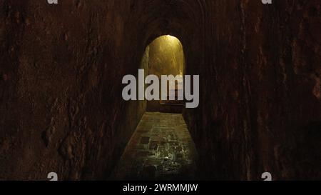 Beleuchtete Passage durch den Kerker unter einer Burg Stockfoto