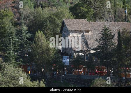 Kalopanagiotis, Bezirk Nikosia, Zypern - 24. Dezember 2023: Weihnachtsdorf vor dem Kloster St. John Lampadistis Stockfoto