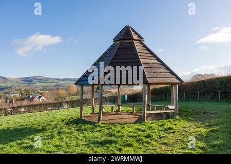 The Shelter at Beacon Field im Dorf Stogumber mit Blick auf die Quantock Hills, Somerset, England. Stockfoto