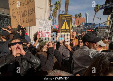 10. März 2024, Los Angeles, Kalifornien, USA: Proteste in Hollywood zur Unterstützung Palästinas während der Oscars-Feierlichkeiten. Demonstranten in Hollywood marschierten am Oscar-Tag auf den Straßen, um Israel von der Industrie zu unterstützen. (Kreditbild: © Alberto Sibaja/Pacific Press via ZUMA Press Wire) NUR REDAKTIONELLE VERWENDUNG! Nicht für kommerzielle ZWECKE! Stockfoto