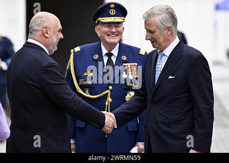 Brüssel, Belgien März 2024. Christos Doulkeridis, Bürgermeister von Ixelles-Elsene, Michel Goovaerts und König Philippe - Filip von Belgien, aufgenommen während eines königlichen Besuchs beim Projekt "POLBRU CADETS" der Brüsseler Hauptstadt Ixelles Polizeizone am Mittwoch, den 13. März 2024 in Brüssel. Im Rahmen des Projekts erhalten 15- bis 17-Jährige einen Vorgeschmack auf die verschiedenen Aspekte der Polizeiarbeit. BELGA PHOTO ERIC LALMAND Credit: Belga News Agency/Alamy Live News Stockfoto