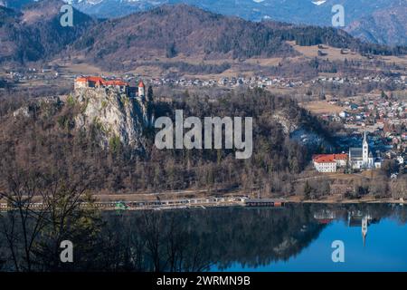 Bleder See: Bled Castle und St. Martina Pfarrkirche mit Julianischen Alpen im Hintergrund. Slowenien. Stockfoto