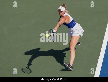 Marketa Vondrousova (CZE) wurde 2024 bei den Dubai Duty Free Tennis Championships in Dubai, USA, auf der Baseline aufgestellt Stockfoto