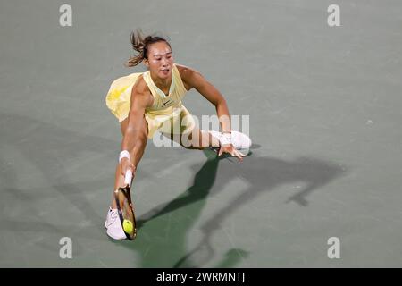 Qinwen Zheng CHN) in Aktion bei den Dubai Duty Free Tennis Championships 2024 in Dubai, USA Stockfoto