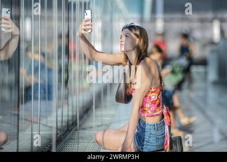 Ein Mädchen macht ein Selfie im Akropolis-Museum. Athen. Griechenland Stockfoto