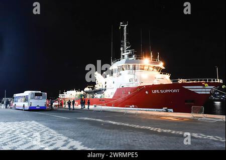 Catania, Italien. März 2024. Life Support, das Rettungsschiff, das 52 Menschen rettete, kommt im Hafen von Catania an. Life Support, das Rettungsschiff, das 52 Menschen rettete, kam im Hafen von Catania an. Sie wurden in internationalen Gewässern im libyschen Such- und Rettungsgebiet (SAR) gerettet. (Foto: Salvatore Cavalli/SOPA Images/SIPA USA) Credit: SIPA USA/Alamy Live News Stockfoto