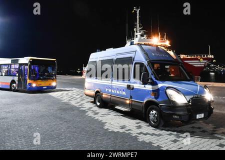 Catania, Italien. März 2024. Ein Polizeiwagen führt den Bus der 52 geretteten Menschen zum Empfangszentrum. Life Support, das Rettungsschiff, das 52 Menschen rettete, kam im Hafen von Catania an. Sie wurden in internationalen Gewässern im libyschen Such- und Rettungsgebiet (SAR) gerettet. (Foto: Salvatore Cavalli/SOPA Images/SIPA USA) Credit: SIPA USA/Alamy Live News Stockfoto