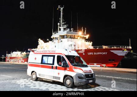 Catania, Italien. März 2024. Im Hafen von Catania wird ein Ambulanzwagen des Roten Kreuzes gesehen, um den Verletzten zu helfen. Life Support, das Rettungsschiff, das 52 Menschen rettete, kam im Hafen von Catania an. Sie wurden in internationalen Gewässern im libyschen Such- und Rettungsgebiet (SAR) gerettet. (Foto: Salvatore Cavalli/SOPA Images/SIPA USA) Credit: SIPA USA/Alamy Live News Stockfoto