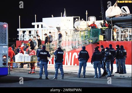 Catania, Italien. März 2024. Die 52 geretteten Menschen steigen vom Rettungsschiff aus, während das Rote Kreuz darauf wartet, sie willkommen zu heißen. Life Support, das Rettungsschiff, das 52 Menschen rettete, kam im Hafen von Catania an. Sie wurden in internationalen Gewässern im libyschen Such- und Rettungsgebiet (SAR) gerettet. (Credit Image: © Salvatore Cavalli/SOPA images via ZUMA Press Wire) NUR REDAKTIONELLE VERWENDUNG! Nicht für kommerzielle ZWECKE! Stockfoto