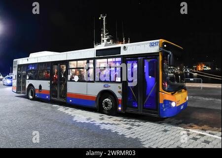 Catania, Italien. März 2024. Der Bus mit den 52 geretteten Menschen wird zum Auffangzentrum Life Support transportiert, das Rettungsschiff, das 52 Menschen gerettet hat, ist im Hafen von Catania angekommen. Sie wurden in internationalen Gewässern im libyschen Such- und Rettungsgebiet (SAR) gerettet. (Credit Image: © Salvatore Cavalli/SOPA images via ZUMA Press Wire) NUR REDAKTIONELLE VERWENDUNG! Nicht für kommerzielle ZWECKE! Stockfoto