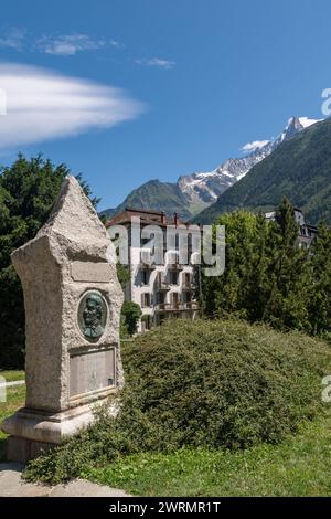 Gedenkstein an Jacques Balmat, der 1786 mit Michel Paccard erstmals den Gipfel des Mont Blanc erreichte, Chamonix, Haute Savoie, Frankreich Stockfoto