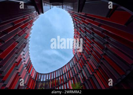 Moderne, farbenfrohe ovale Bürogebäude in Köln Stockfoto