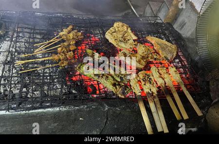 Holzkohlegrill mit Fleisch und Gemüse auf Bali Stockfoto