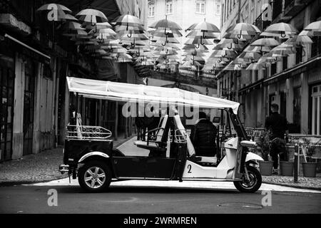 Schwarzweißfotos spiegeln Lissabons Charme der Pink Street wider Stockfoto