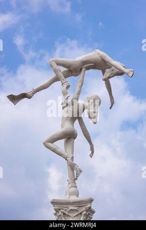 Die Statue der Meerjungfrauen tritt am Eingang zum Weeki Wachee Springs State Park in Weeki Wachee, Florida auf. Stockfoto