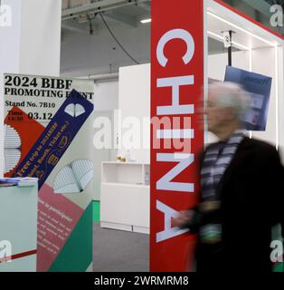 London, Großbritannien. März 2024. Ein Mann läuft an einem Stand vorbei, an dem Bücher zum Thema China auf der Londoner Buchmesse am 12. März 2024 gezeigt werden. Die Londoner Buchmesse, eine der größten der Welt, begann am Dienstag mit BranchenInsidern, die eine stärkere Zusammenarbeit zwischen chinesischen und internationalen Verlagen forderten. Quelle: Li Ying/Xinhua/Alamy Live News Stockfoto