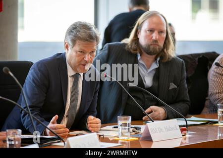 Berlin, Deutschland. März 2024. Ausschuss für Angelegenheiten der Europäischen Union, Vorsitzender Dr. Anton Hofreiter, Allianz 90/die Grünen, MDB, empfängt Robert Habeck, Allianz 90/die Grünen, MDB, Bundesminister für Wirtschaft und Klimaschutz und Vizekanzler, Berlin, 13. März 2024. Quelle: dpa/Alamy Live News Stockfoto