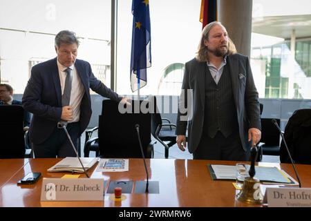 Berlin, Deutschland. März 2024. Ausschuss für Angelegenheiten der Europäischen Union, Vorsitzender Dr. Anton Hofreiter, Allianz 90/die Grünen, MDB, empfängt Robert Habeck, Allianz 90/die Grünen, MDB, Bundesminister für Wirtschaft und Klimaschutz und Vizekanzler, Berlin, 13. März 2024. Quelle: dpa/Alamy Live News Stockfoto