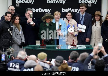 Königin Camilla überreicht Rachael Blackmore und Verbindungen von Captain Guinness einen Pokal, nachdem sie am zweiten Tag des Cheltenham Festivals 2024 auf der Cheltenham Racecourse die Betway Queen Mother Champion Chase gewonnen hatte. Bilddatum: Mittwoch, 13. März 2024. Stockfoto