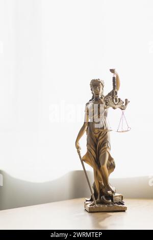 Die Statue des Gottes Themis Lady Justice wird als Symbol der Gerechtigkeit in einer Anwaltskanzlei verwendet, die Wahrhaftigkeit der Tatsachen und die Macht, ohne Vorurteile zu urteilen. Stockfoto