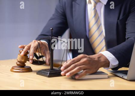 Messingwaagen werden auf Anwälten in Rechtsberatungsbüros als Symbol für Fairness und Integrität bei der Entscheidungsfindung des High Court platziert. Messingwaagen Stockfoto