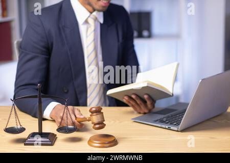 Messingwaagen werden auf Anwälten in Rechtsberatungsbüros als Symbol für Fairness und Integrität bei der Entscheidungsfindung des High Court platziert. Messingwaagen Stockfoto