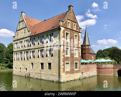 Burg Hülshoff, Geburts- und Wohnort von Annette von Droste-Hülshoff Wasserburg auf dem Anwesen des westfälischen Adelsgeschlecht von Droste-Hülshoff. Geburts- und Wohnort der Schriftstellerin und Komponistin Annette von Droste Hülshoff. Die große Parkanlage ist heute als Museum und Gedenkstätte für die Öffentlichkeit zugänglich. Münster, Nordrhein-Westfalen, Deutschland, 25.06.2023 *** Schloss Hülshoff, Geburtshaus und Wohnort der Wasserburg Annette von Droste Hülshoff auf dem Nachlass der westfälischen Adelsfamilie von Droste Hülshoff Geburtshaus und Wohnort des Schriftstellers an Stockfoto