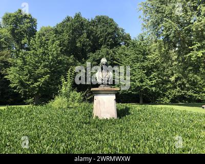 Denkmal Annette von Droste-Hülshoff Denkmal für Annette von Droste-Hülshoff auf dem Anwesen des westfälischen Adelsgeschlecht von Droste-Hülshoff. Geburts- und Wohnort der Schriftstellerin und Komponistin Annette von Droste Hülshoff. Die große Parkanlage ist heute als Museum und Gedenkstätte für die Öffentlichkeit zugänglich. Münster, Nordrhein-Westfalen, Deutschland, 25.06.2023 *** Gedenkstätte für Annette von Droste Hülshoff Gedenkstätte für Annette von Droste Hülshoff auf dem Nachlass des westfälischen Adelsgeschlechts von Droste Hülshoff Geburtsort und Wohnort der Schriftstellerin und Komponisten Annette Stockfoto