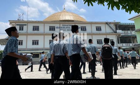 Medan, Indonesien. März 2024. Muslimische Studenten von AR-Raudlatul Hasanah bereiten sich vor, den Koran am zweiten Tag des Ramadan in Medan, Nordsumatra, Indonesien, am 13. März 2024 zu rezitieren. Muslime auf der ganzen Welt markieren den Monat Ramadan, den heiligsten Monat im islamischen Kalender, in dem die Gläubigen von morgens bis abends fasten. (Foto: Hendro Budiman/INA Photo Agency /SIPA USA) Credit: SIPA USA/Alamy Live News Stockfoto